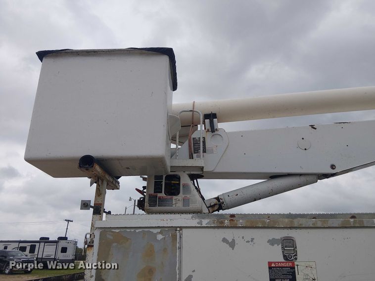 image for item DU3114 2007 International 7300 bucket truck