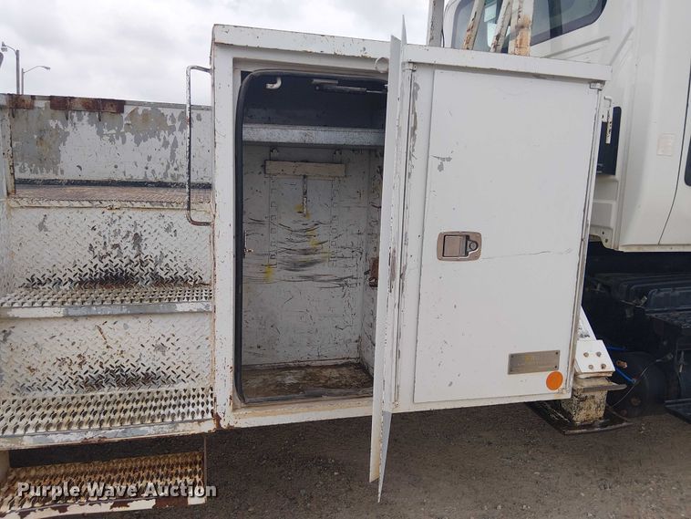 image for item DU3114 2007 International 7300 bucket truck