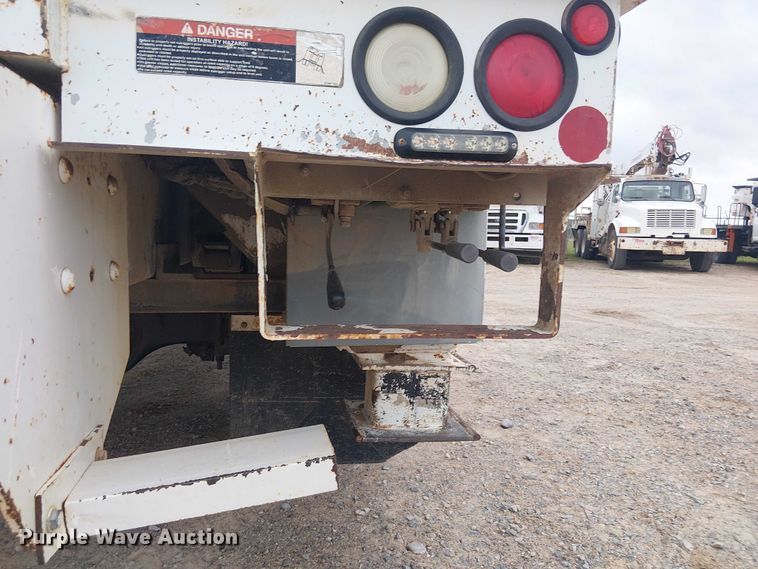 image for item DU3114 2007 International 7300 bucket truck