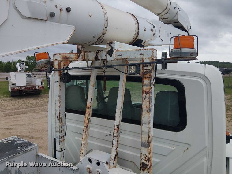 image for item DU3114 2007 International 7300 bucket truck