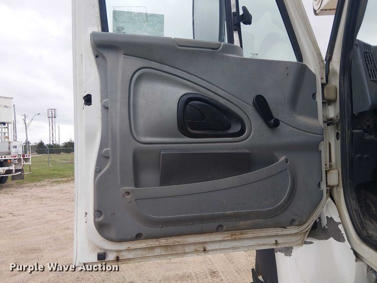 image for item DU3114 2007 International 7300 bucket truck