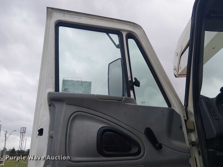 image for item DU3114 2007 International 7300 bucket truck