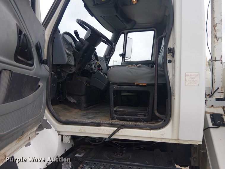 image for item DU3114 2007 International 7300 bucket truck