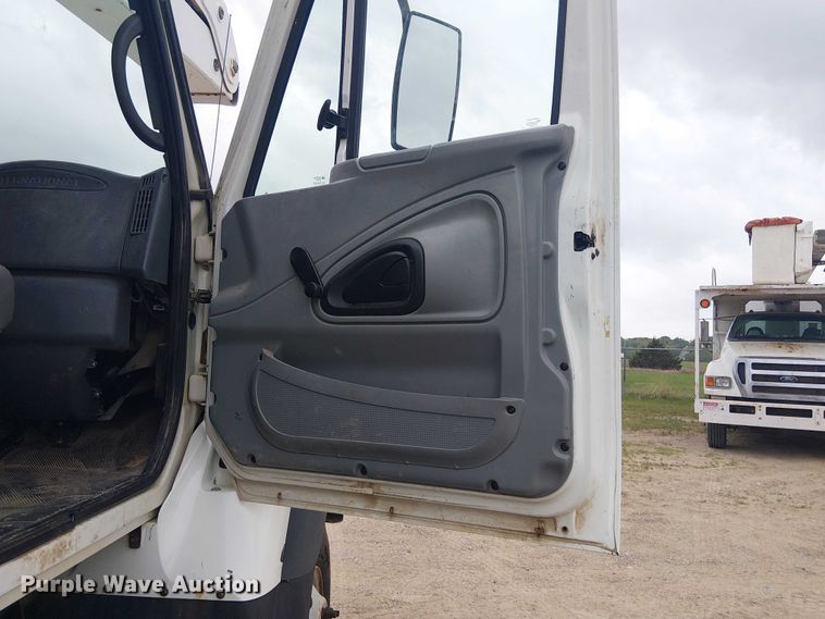 image for item DU3114 2007 International 7300 bucket truck