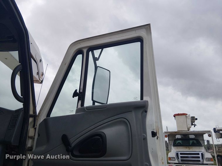 image for item DU3114 2007 International 7300 bucket truck