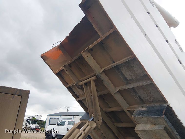 image for item DU3116 2005 GMC C7500 forestry bucket truck