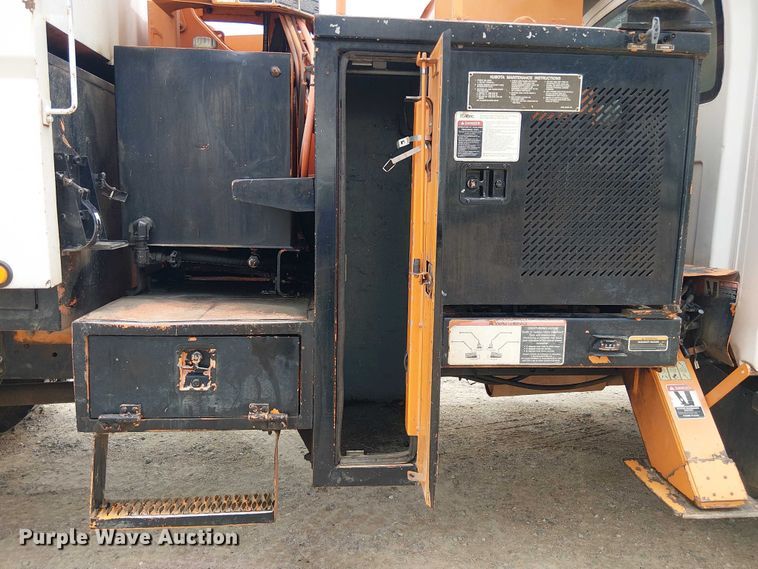 image for item DU3116 2005 GMC C7500 forestry bucket truck