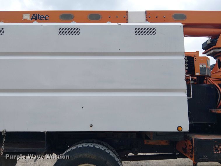 image for item DU3116 2005 GMC C7500 forestry bucket truck