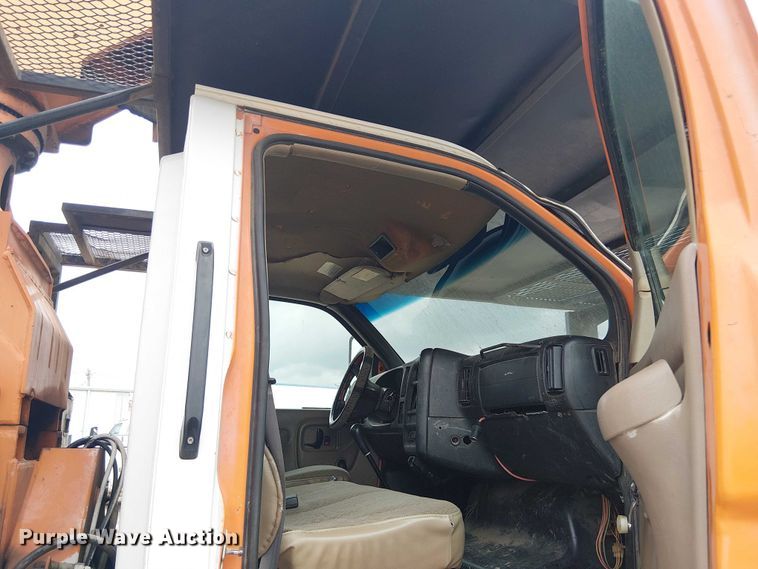 image for item DU3116 2005 GMC C7500 forestry bucket truck