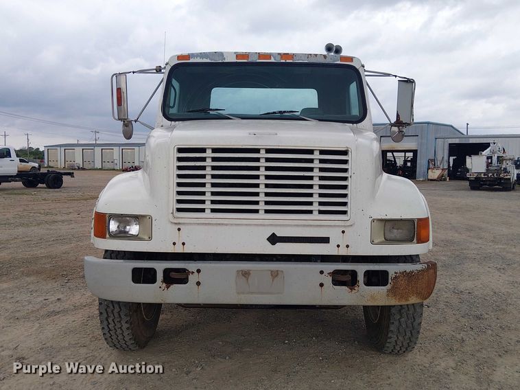 image for item DU3117 1993 International 4900 semi truck