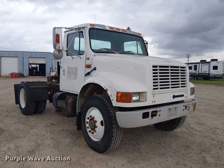 image for item DU3117 1993 International 4900 semi truck