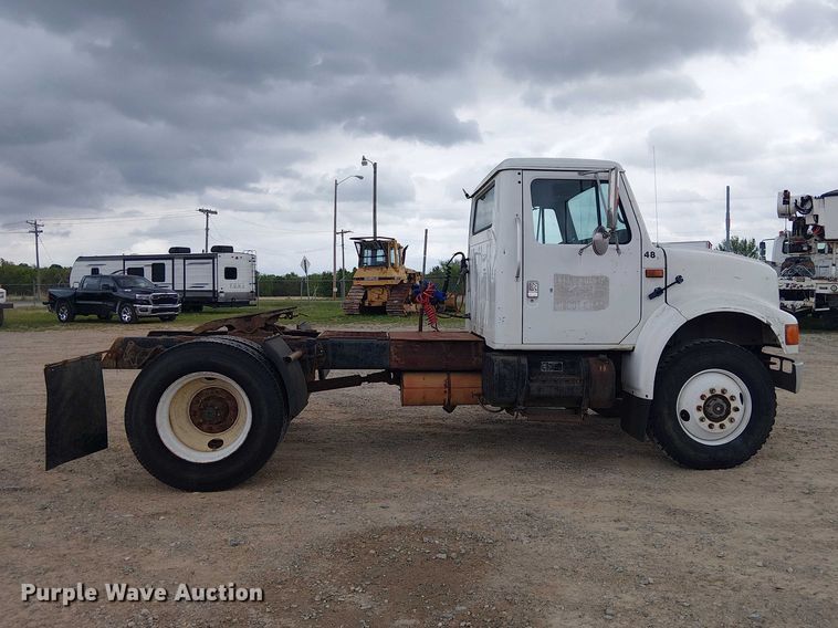 image for item DU3117 1993 International 4900 semi truck