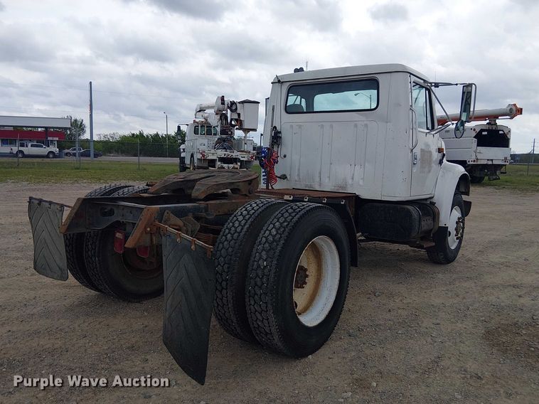 image for item DU3117 1993 International 4900 semi truck