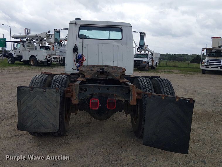 image for item DU3117 1993 International 4900 semi truck