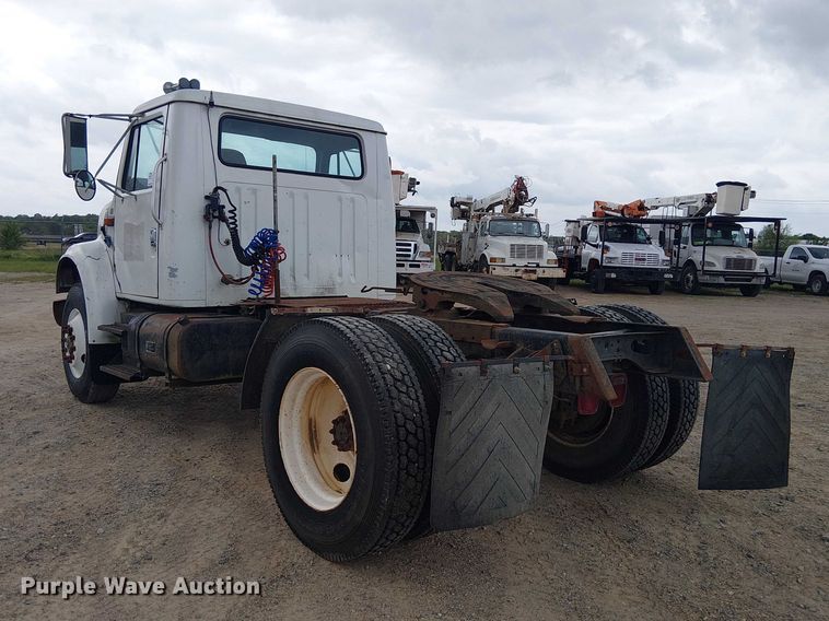 image for item DU3117 1993 International 4900 semi truck