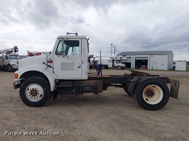 image for item DU3117 1993 International 4900 semi truck