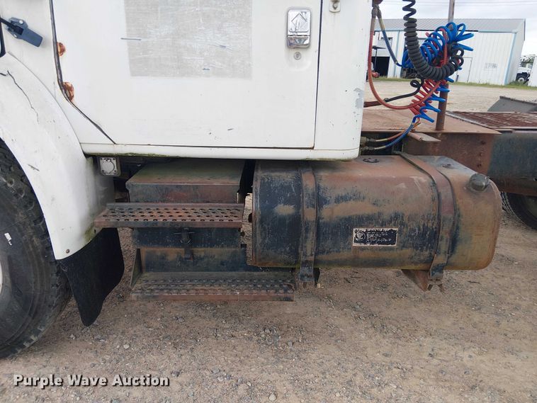 image for item DU3117 1993 International 4900 semi truck