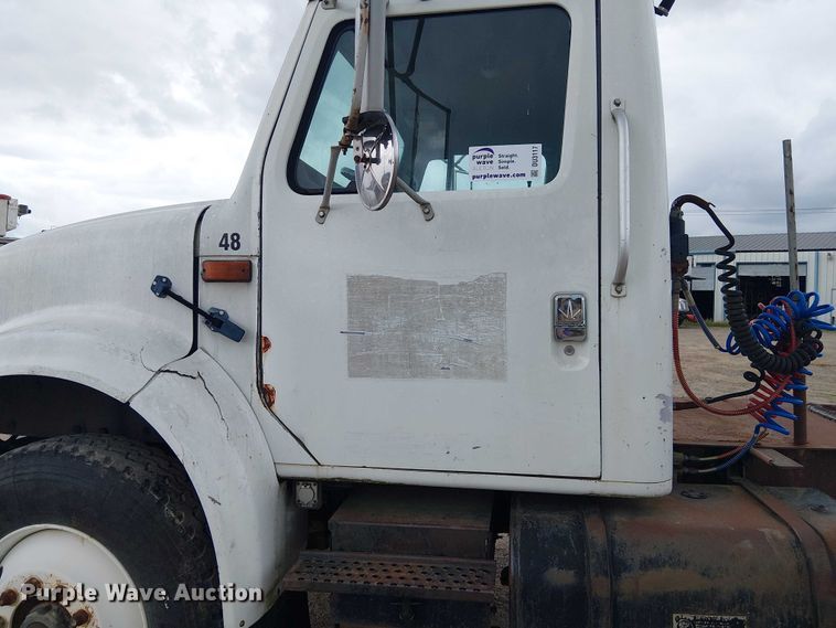 image for item DU3117 1993 International 4900 semi truck