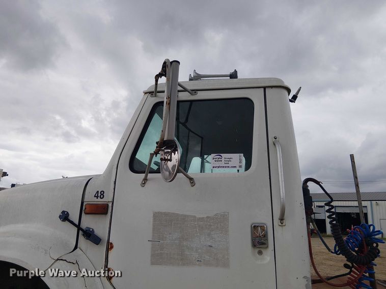 image for item DU3117 1993 International 4900 semi truck