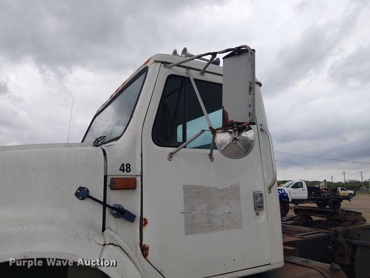 image for item DU3117 1993 International 4900 semi truck