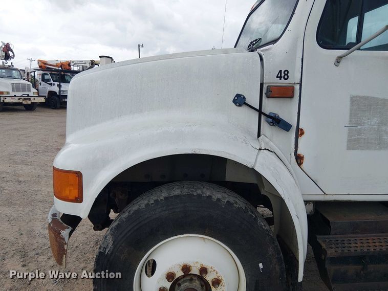 image for item DU3117 1993 International 4900 semi truck