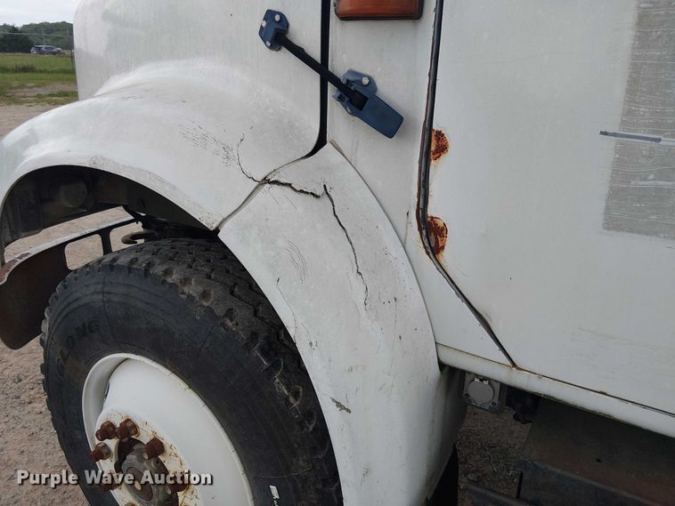 image for item DU3117 1993 International 4900 semi truck