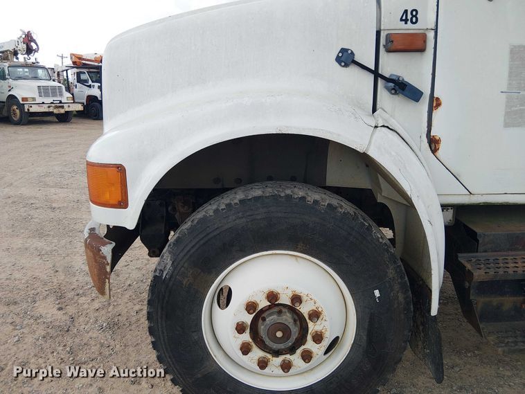 image for item DU3117 1993 International 4900 semi truck