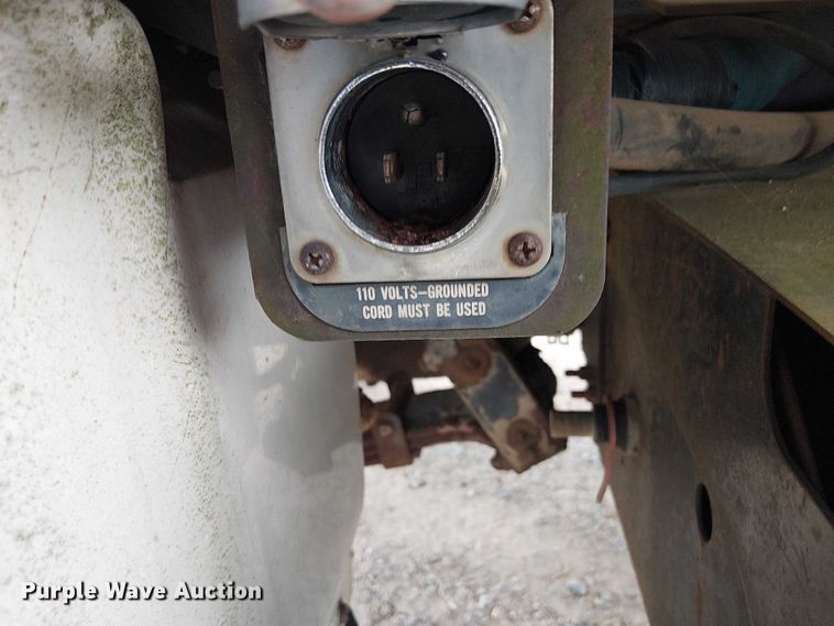 image for item DU3117 1993 International 4900 semi truck