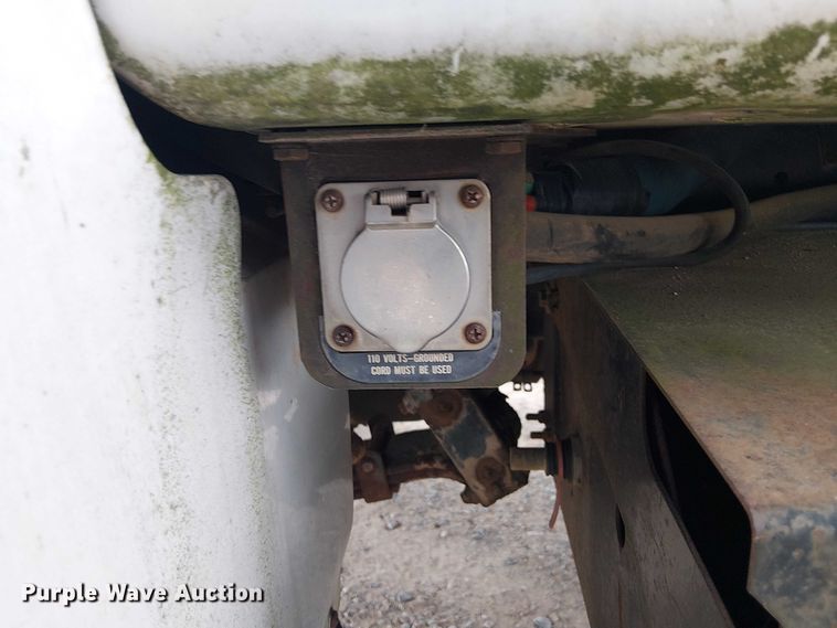 image for item DU3117 1993 International 4900 semi truck