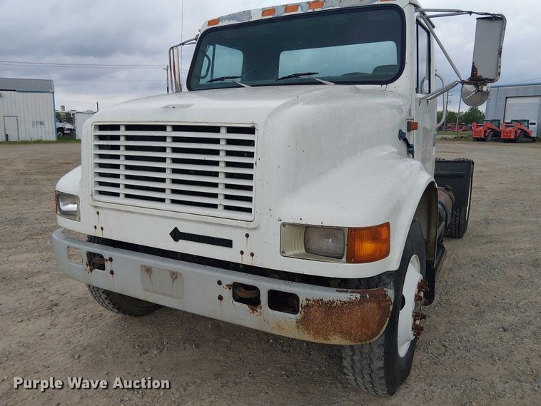 image for item DU3117 1993 International 4900 semi truck