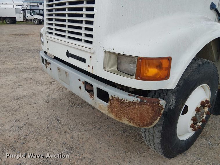 image for item DU3117 1993 International 4900 semi truck