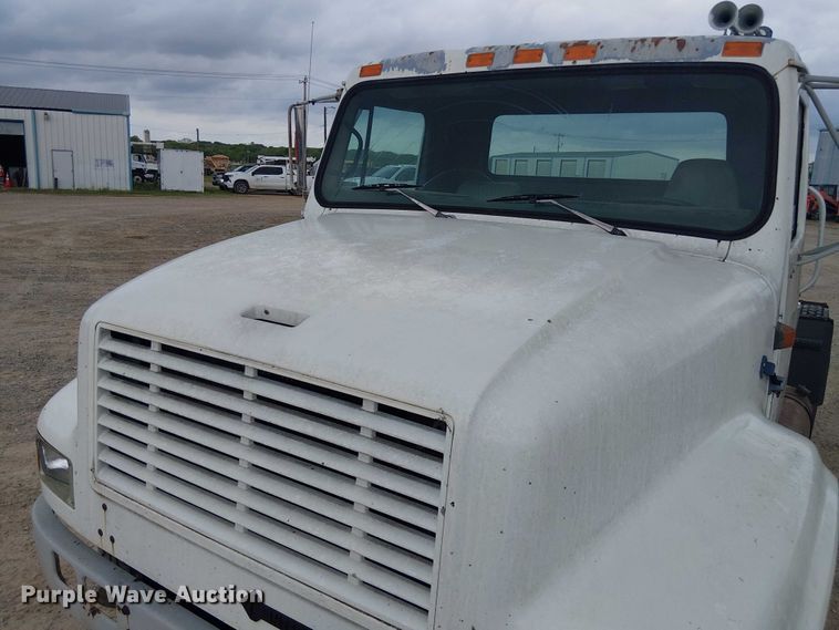 image for item DU3117 1993 International 4900 semi truck