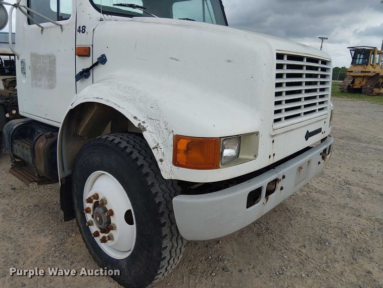 image for item DU3117 1993 International 4900 semi truck