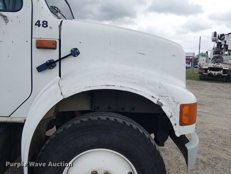 image for item DU3117 1993 International 4900 semi truck