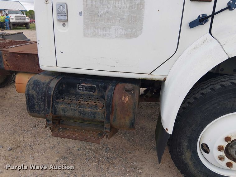 image for item DU3117 1993 International 4900 semi truck