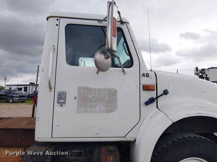 image for item DU3117 1993 International 4900 semi truck