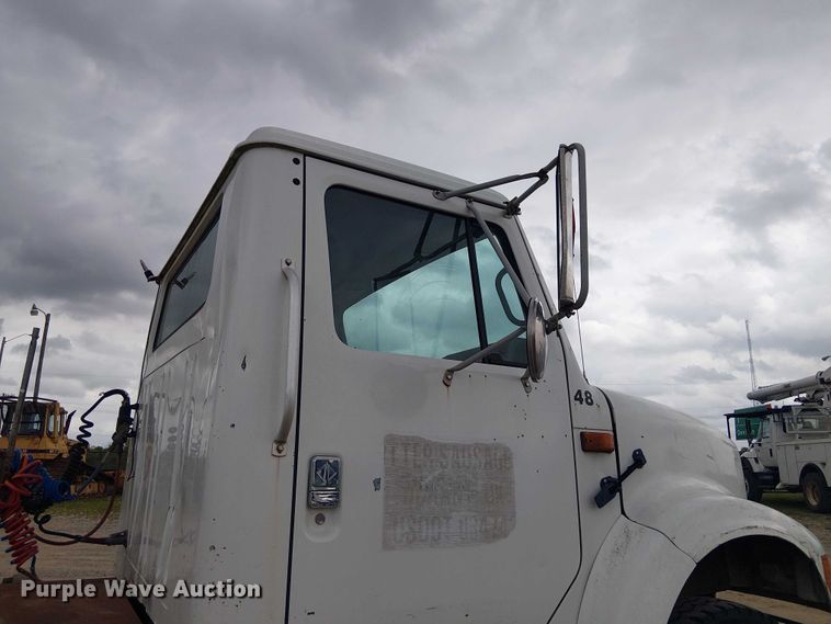 image for item DU3117 1993 International 4900 semi truck