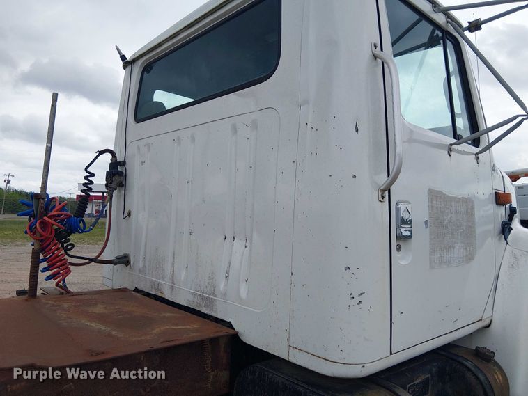 image for item DU3117 1993 International 4900 semi truck