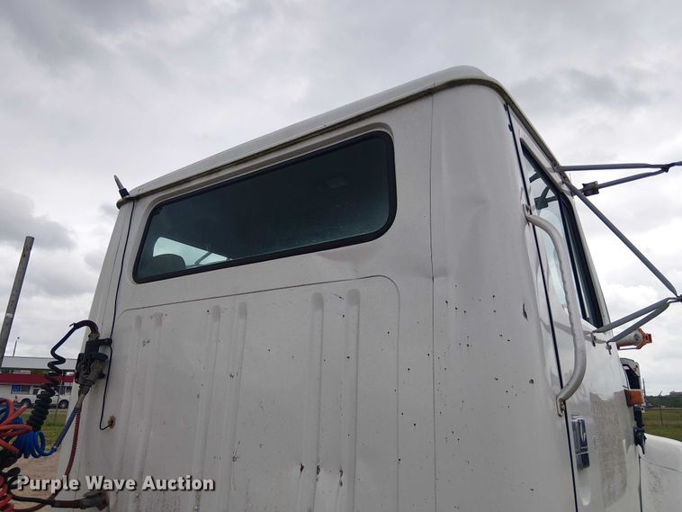 image for item DU3117 1993 International 4900 semi truck