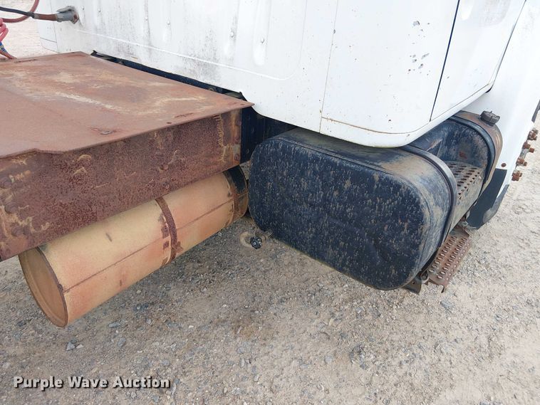 image for item DU3117 1993 International 4900 semi truck