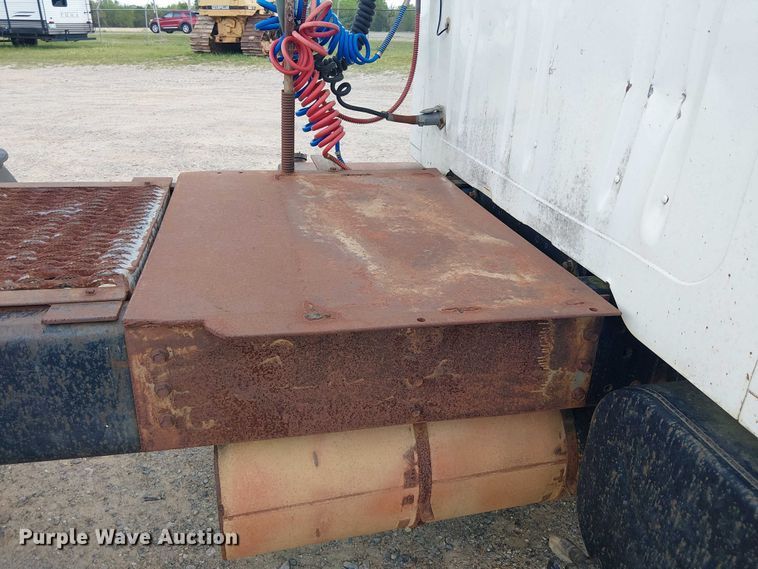 image for item DU3117 1993 International 4900 semi truck