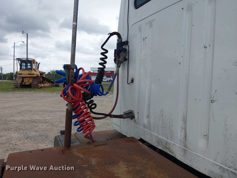 image for item DU3117 1993 International 4900 semi truck