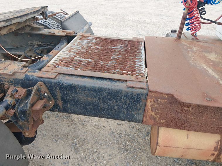 image for item DU3117 1993 International 4900 semi truck