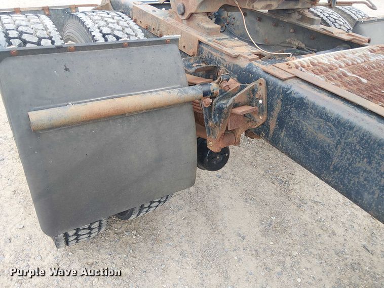 image for item DU3117 1993 International 4900 semi truck