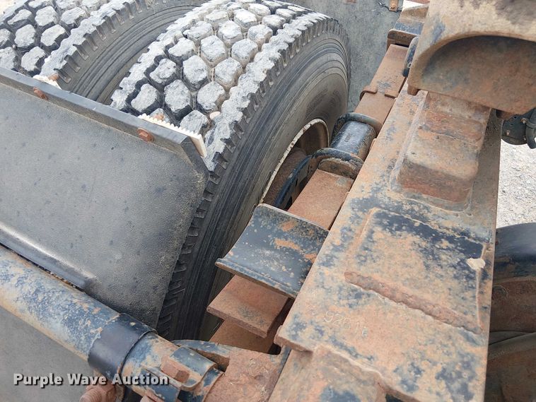 image for item DU3117 1993 International 4900 semi truck