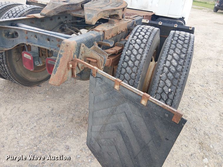 image for item DU3117 1993 International 4900 semi truck