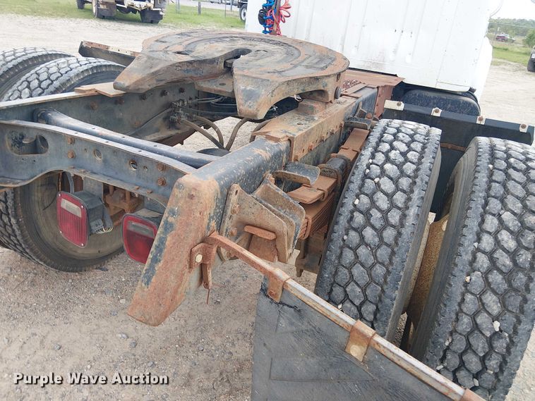 image for item DU3117 1993 International 4900 semi truck