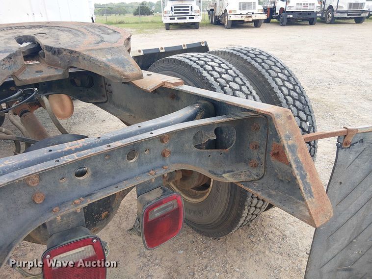 image for item DU3117 1993 International 4900 semi truck