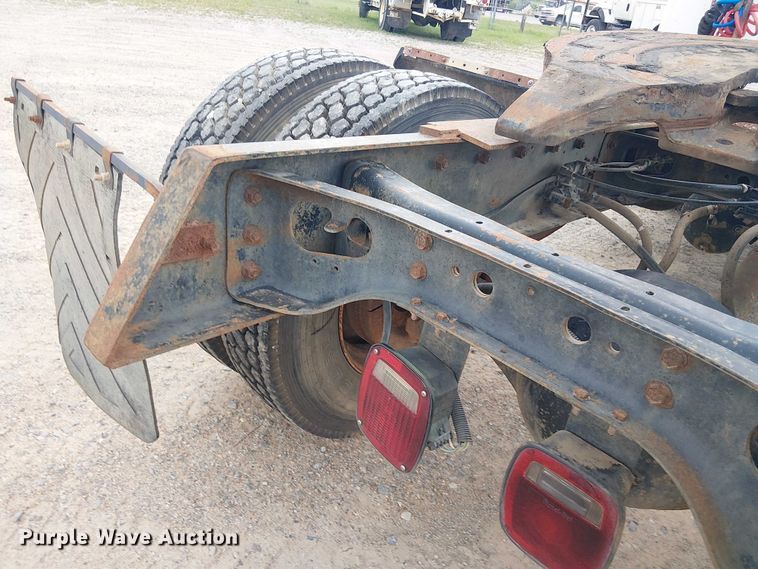 image for item DU3117 1993 International 4900 semi truck