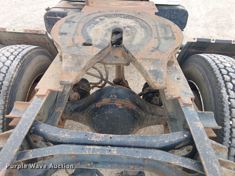 image for item DU3117 1993 International 4900 semi truck